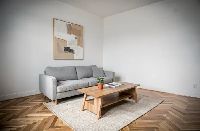 Salon moderne et élégamment décoré dans un style scandinave pour valoriser un bien immobilier à la vente